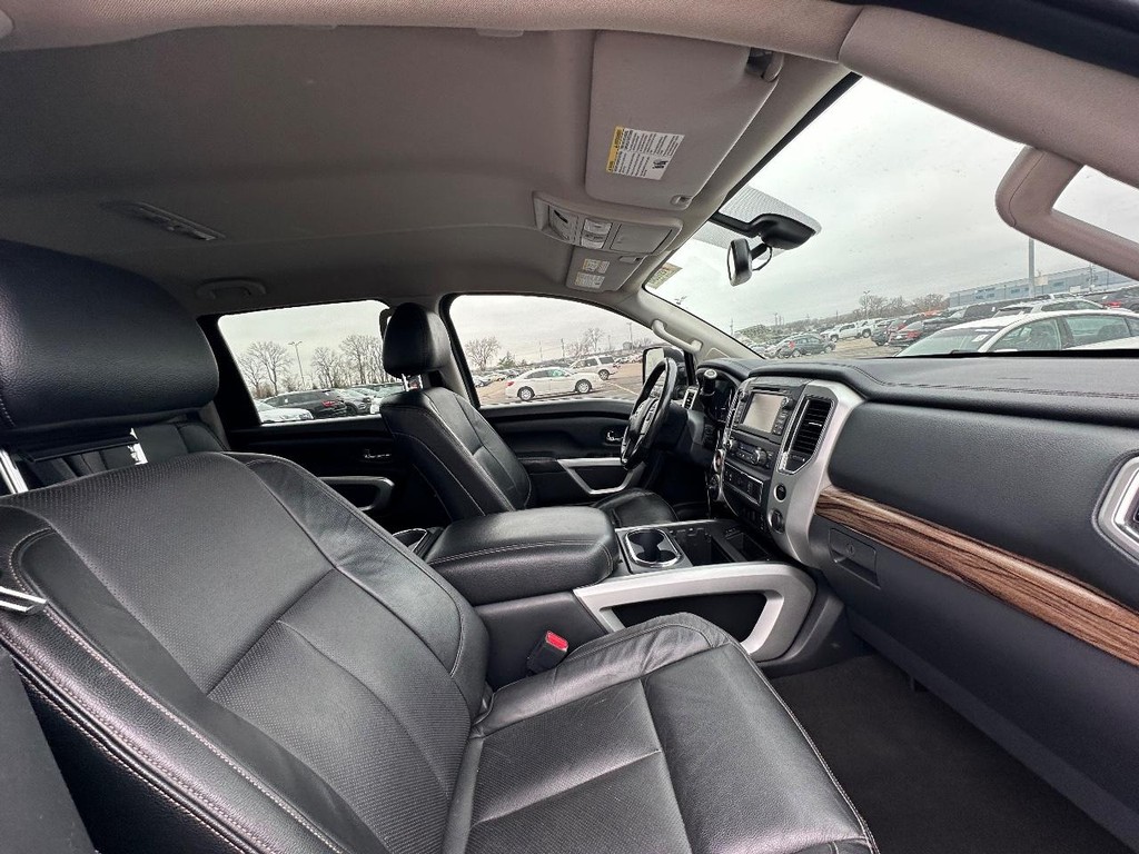 Nissan Titan Vehicle Full-screen Gallery Image 15