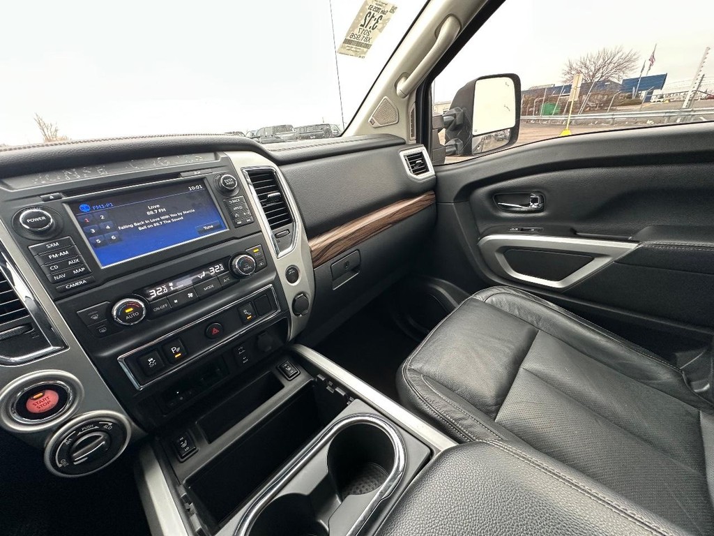 Nissan Titan Vehicle Full-screen Gallery Image 17