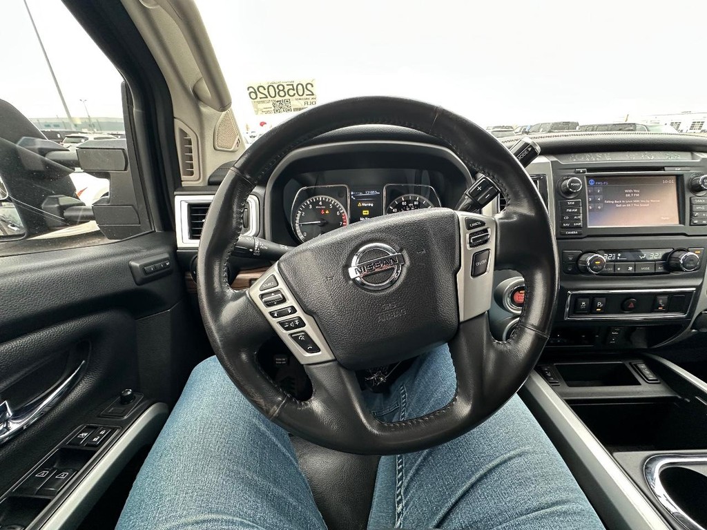 Nissan Titan Vehicle Full-screen Gallery Image 21