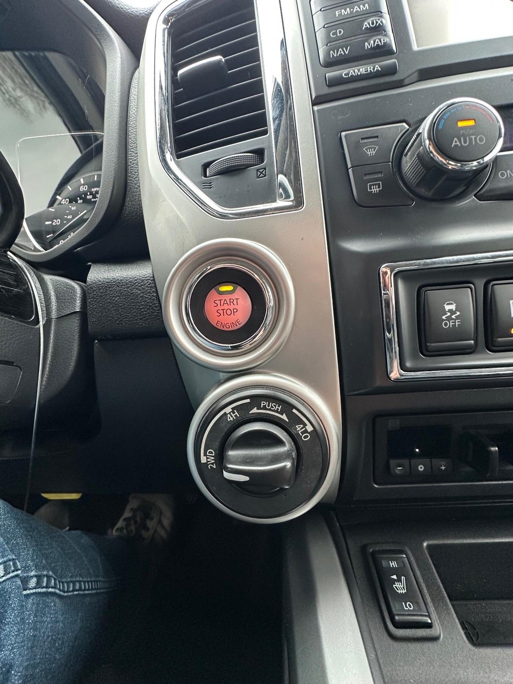 Nissan Titan Vehicle Full-screen Gallery Image 22