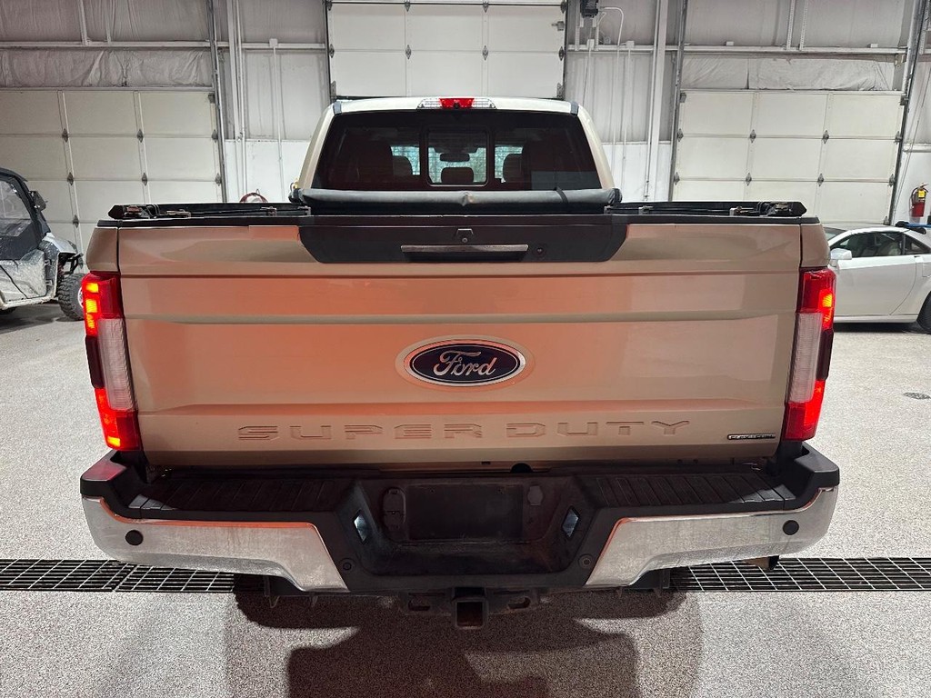 Ford Super Duty F-350 SRW Vehicle Full-screen Gallery Image 4