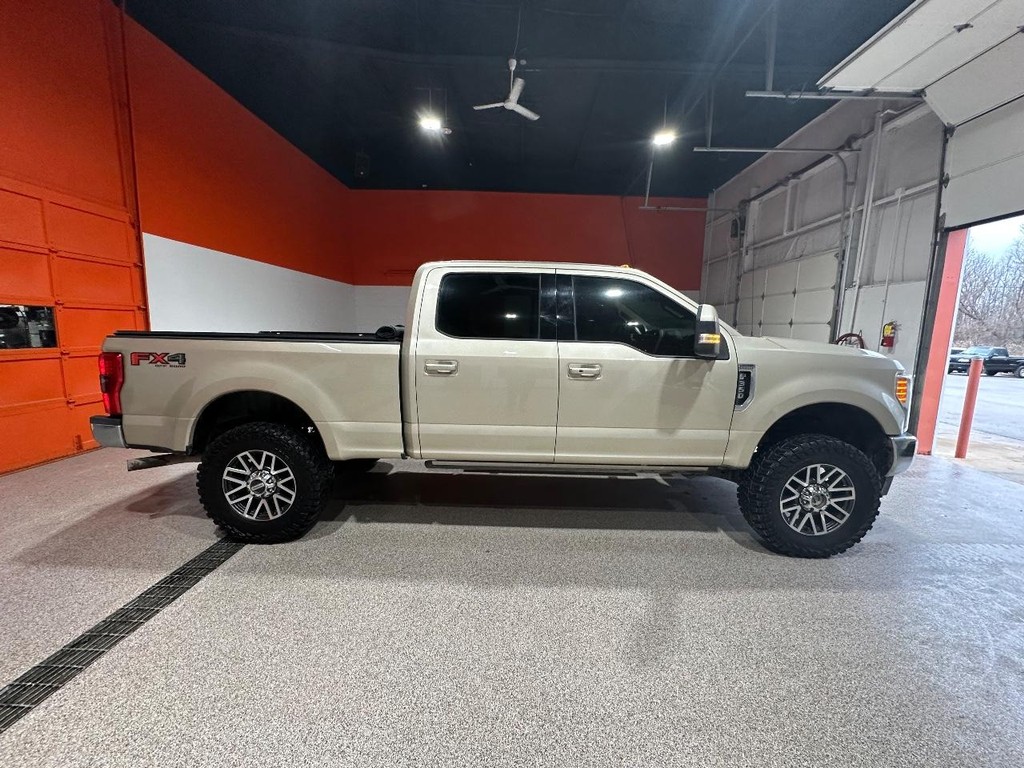 Ford Super Duty F-350 SRW Vehicle Full-screen Gallery Image 6