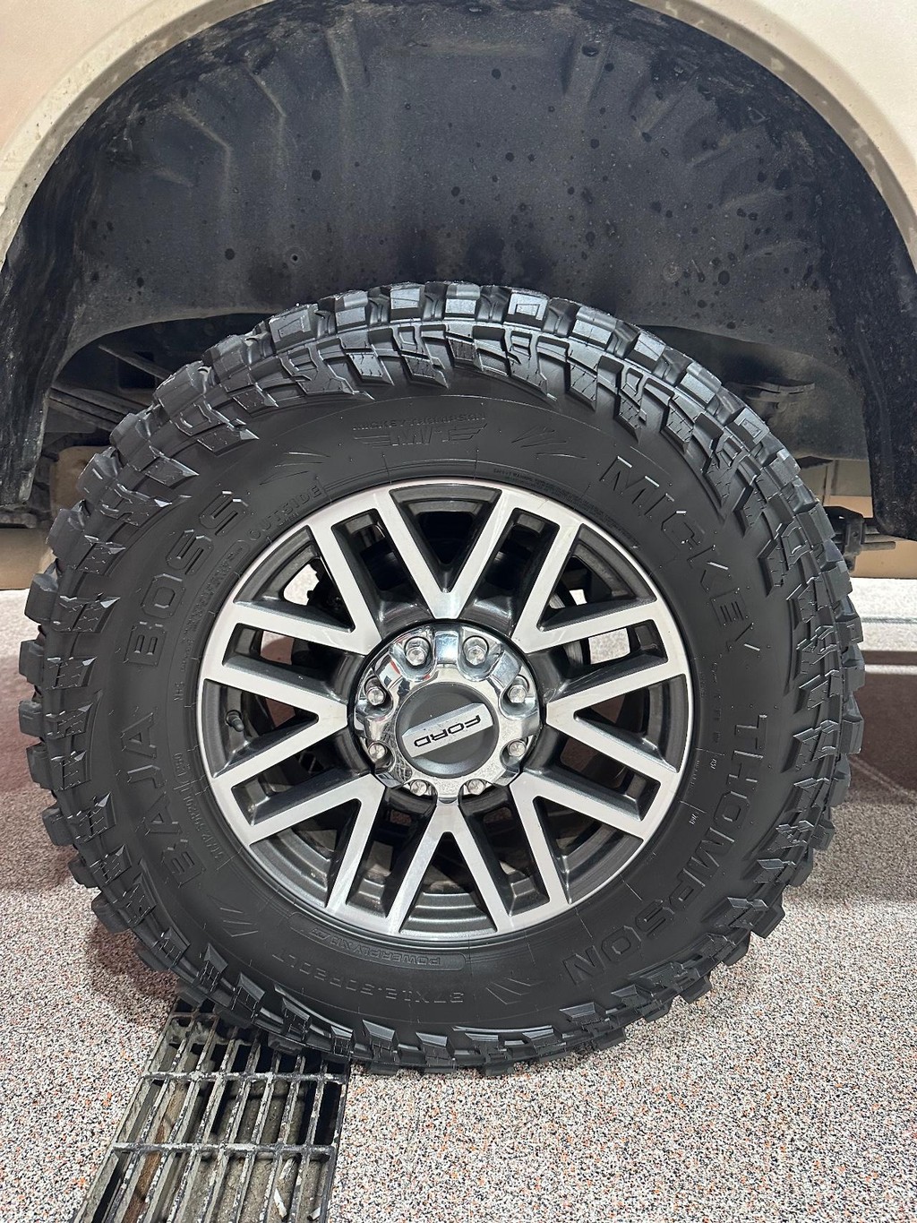 Ford Super Duty F-350 SRW Vehicle Full-screen Gallery Image 16