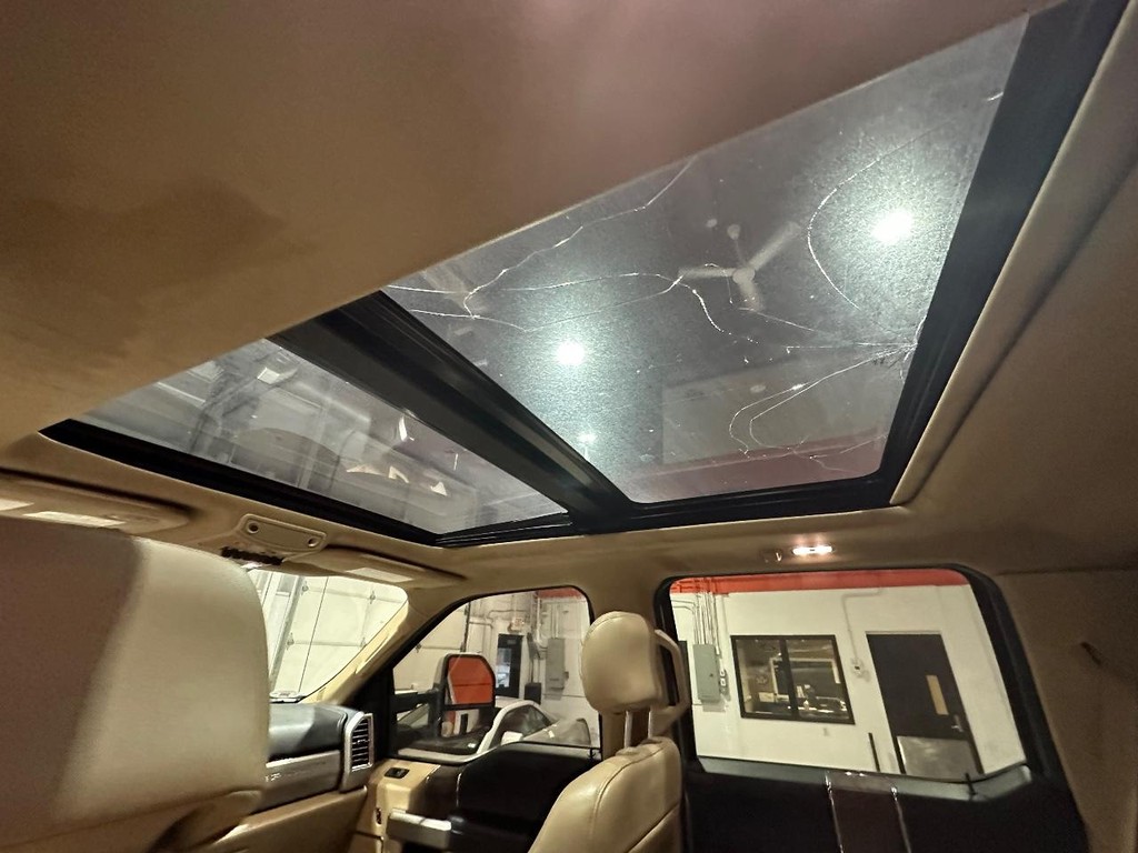 Ford Super Duty F-350 SRW Vehicle Full-screen Gallery Image 18