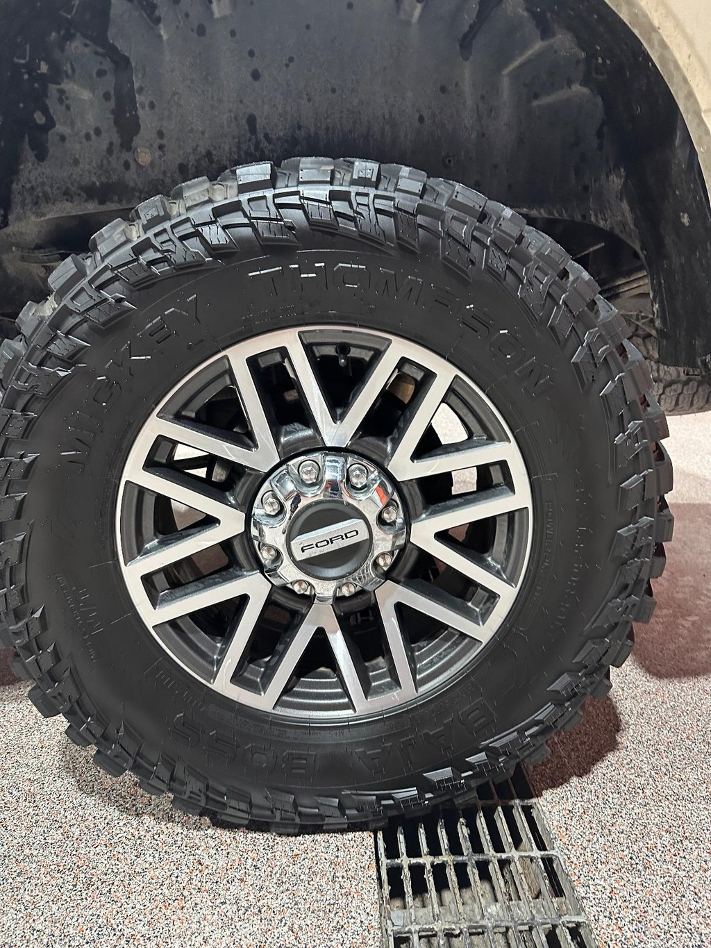 Ford Super Duty F-350 SRW Vehicle Full-screen Gallery Image 21