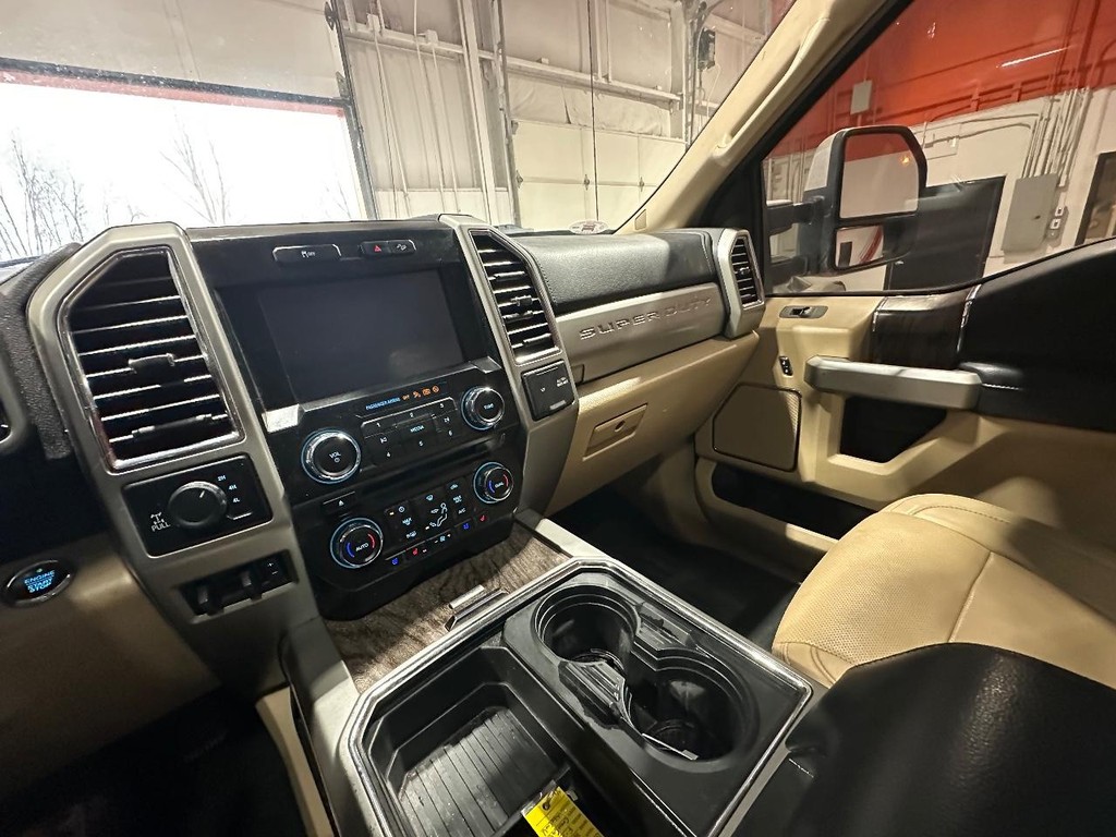 Ford Super Duty F-350 SRW Vehicle Full-screen Gallery Image 22