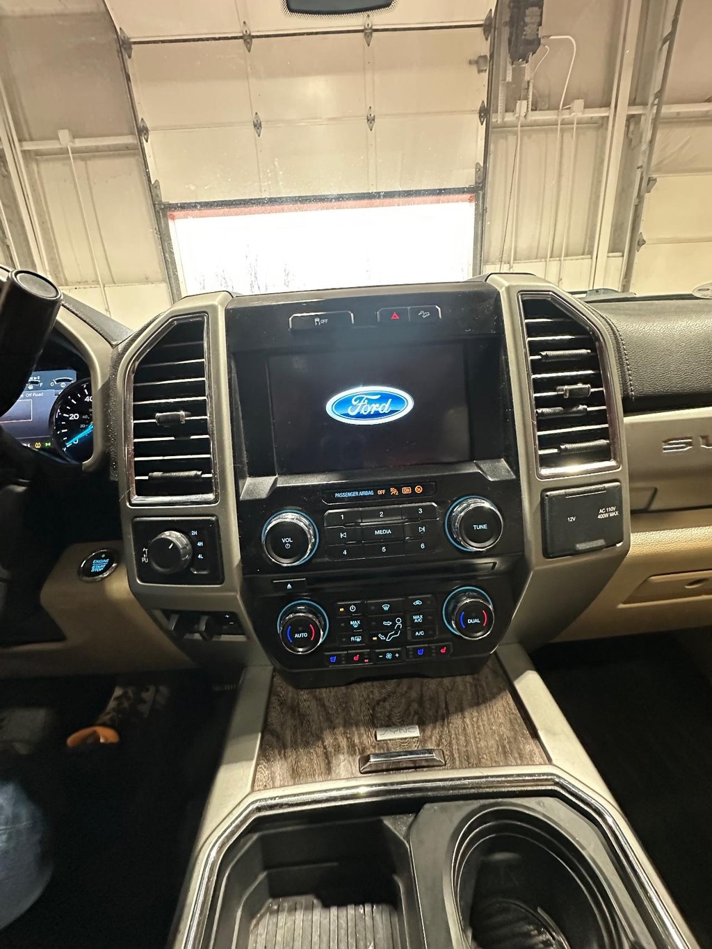 Ford Super Duty F-350 SRW Vehicle Full-screen Gallery Image 23