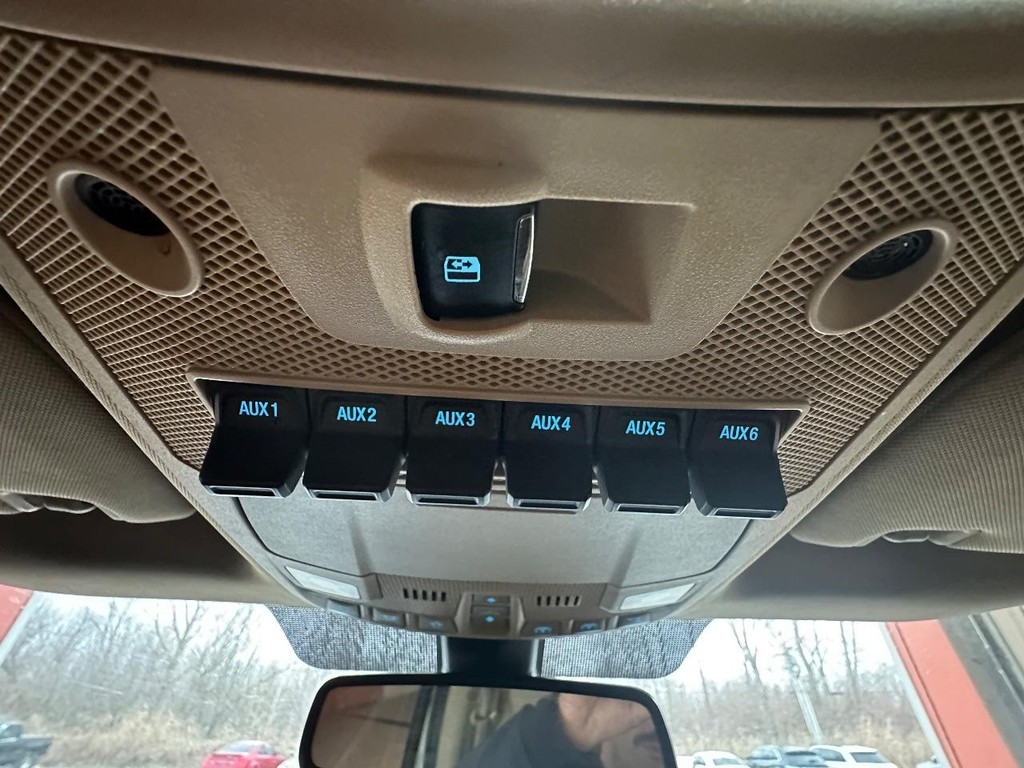 Ford Super Duty F-350 SRW Vehicle Full-screen Gallery Image 27