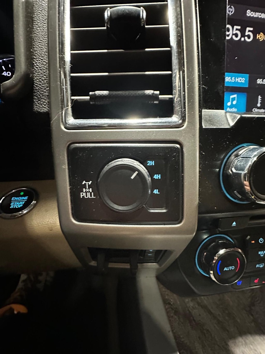 Ford Super Duty F-350 SRW Vehicle Full-screen Gallery Image 28