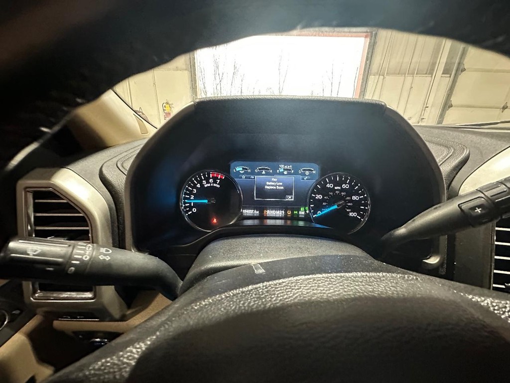 Ford Super Duty F-350 SRW Vehicle Full-screen Gallery Image 30