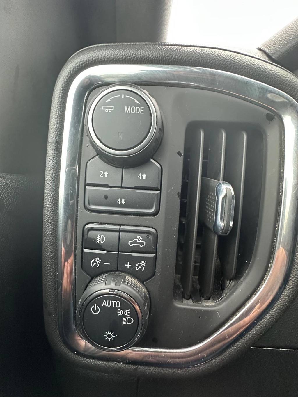 Chevrolet Silverado 2500HD Vehicle Full-screen Gallery Image 27