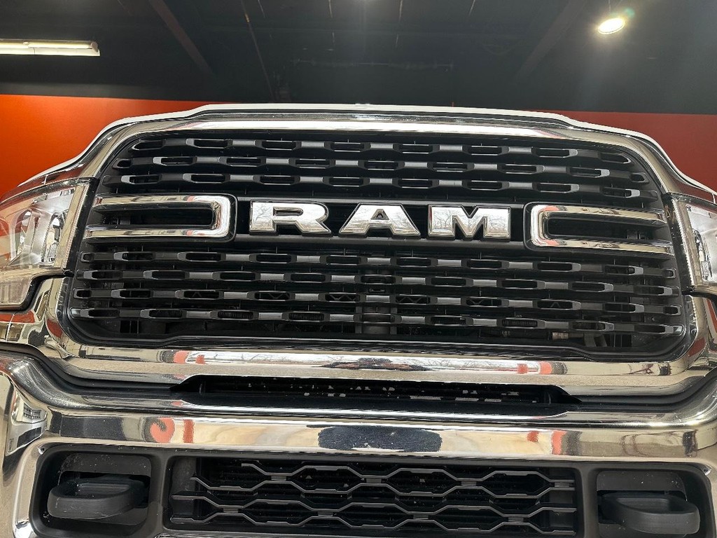 Ram 2500 Vehicle Full-screen Gallery Image 8