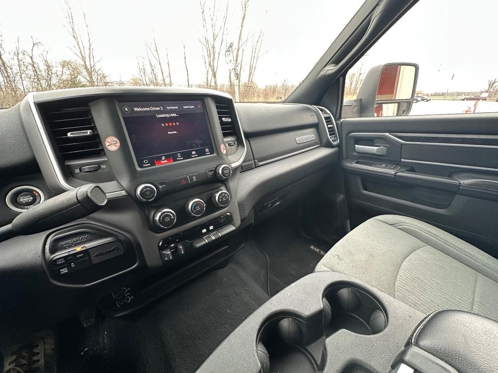 Ram 2500 Vehicle Full-screen Gallery Image 28