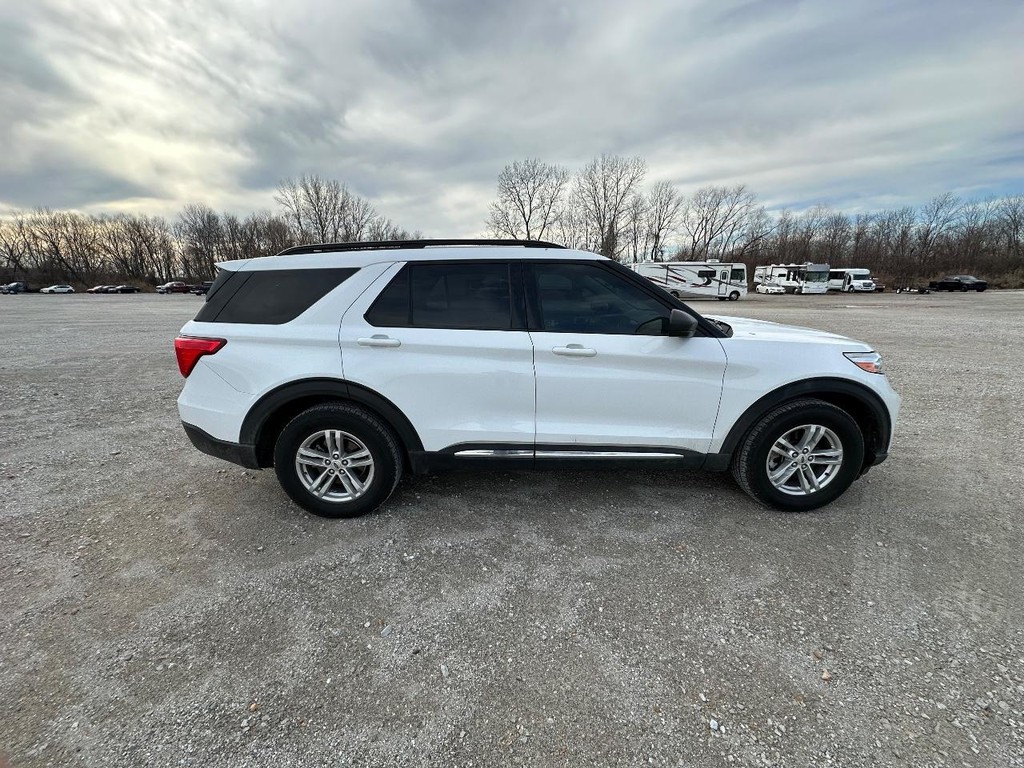 Ford Explorer Vehicle Full-screen Gallery Image 2