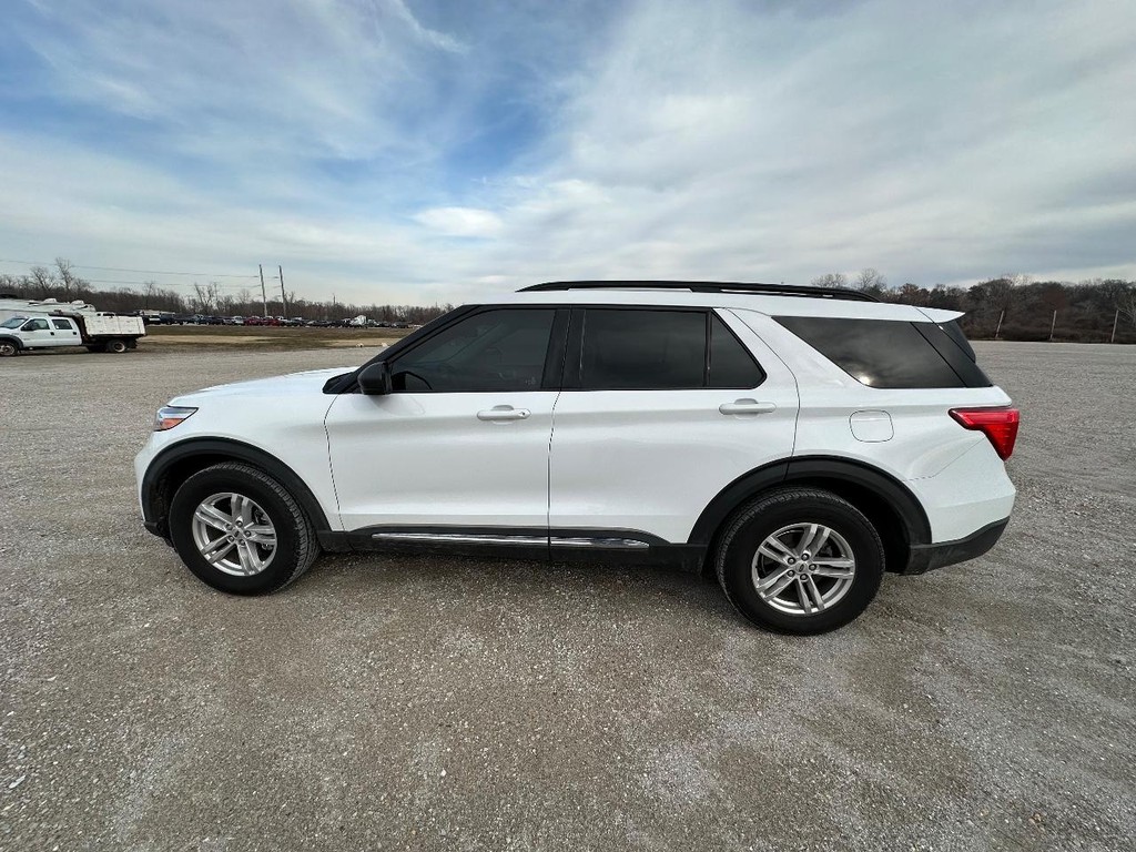Ford Explorer Vehicle Full-screen Gallery Image 4