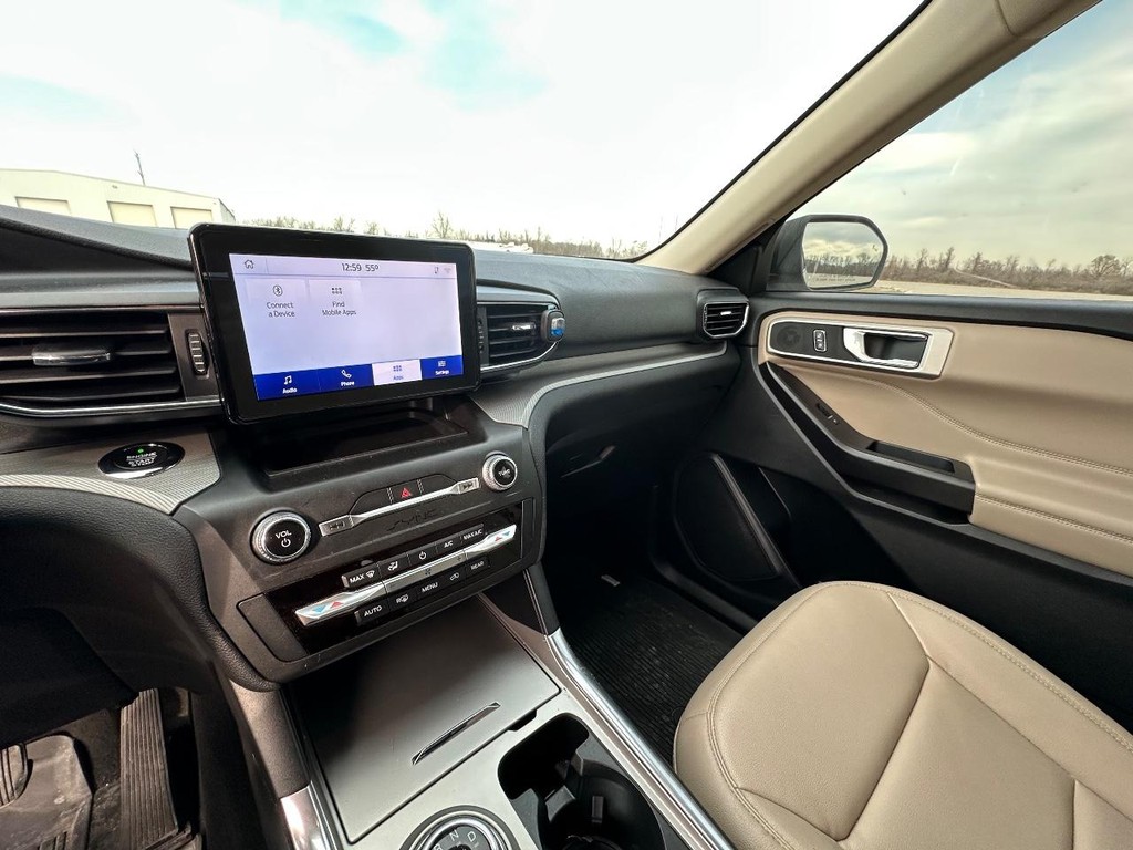 Ford Explorer Vehicle Full-screen Gallery Image 16