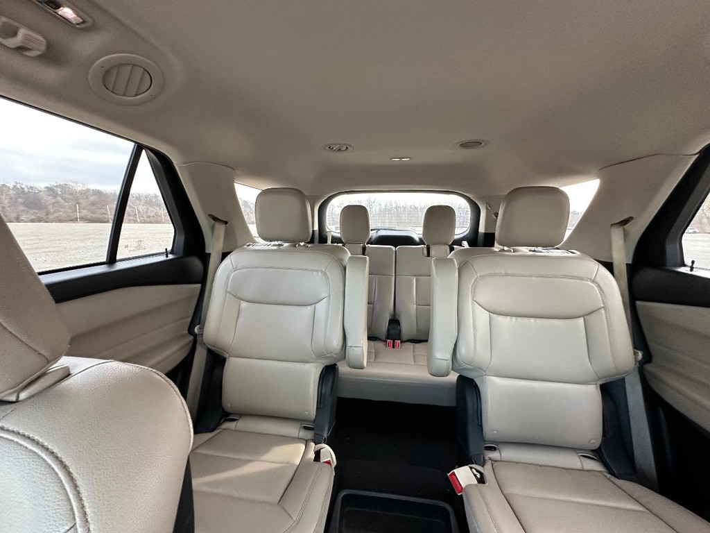 Ford Explorer Vehicle Full-screen Gallery Image 19