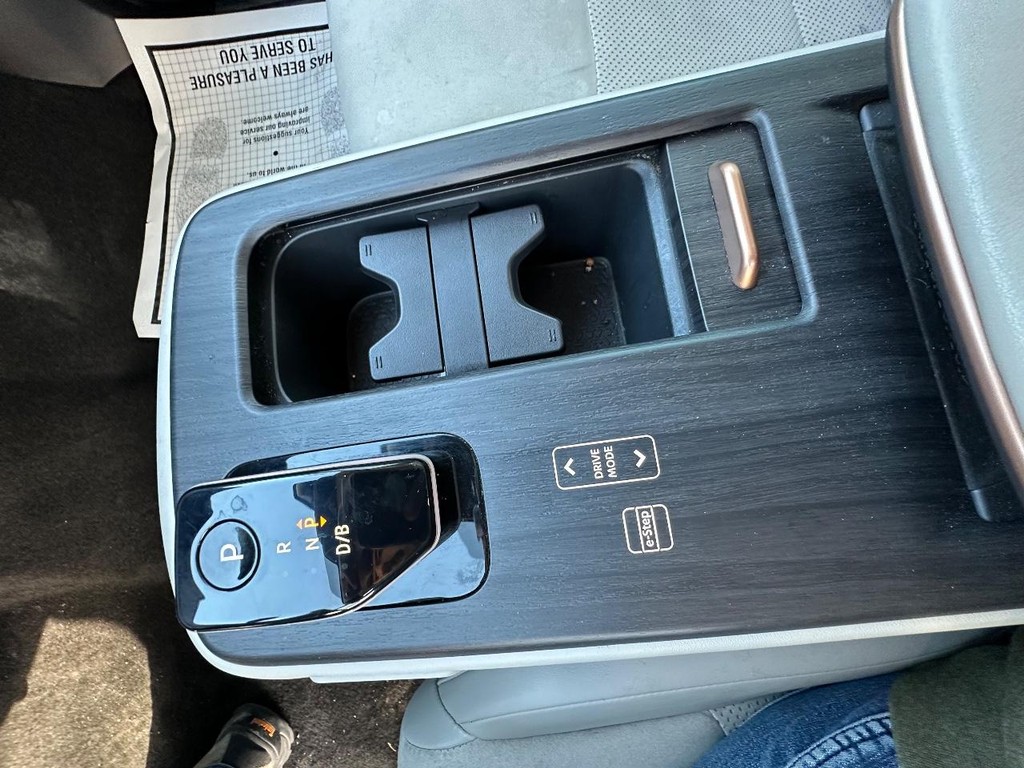 Nissan ARIYA Vehicle Full-screen Gallery Image 15