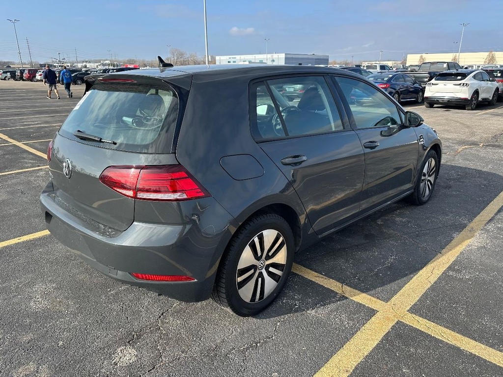 Volkswagen e-Golf Vehicle Full-screen Gallery Image 6