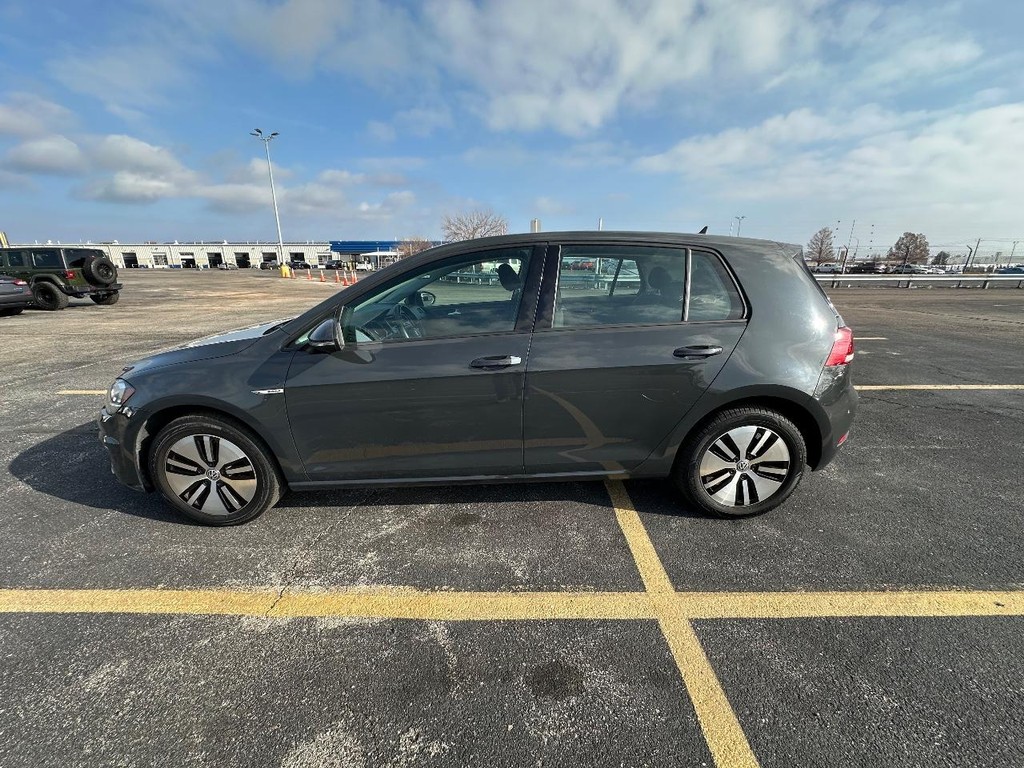 Volkswagen e-Golf Vehicle Full-screen Gallery Image 9
