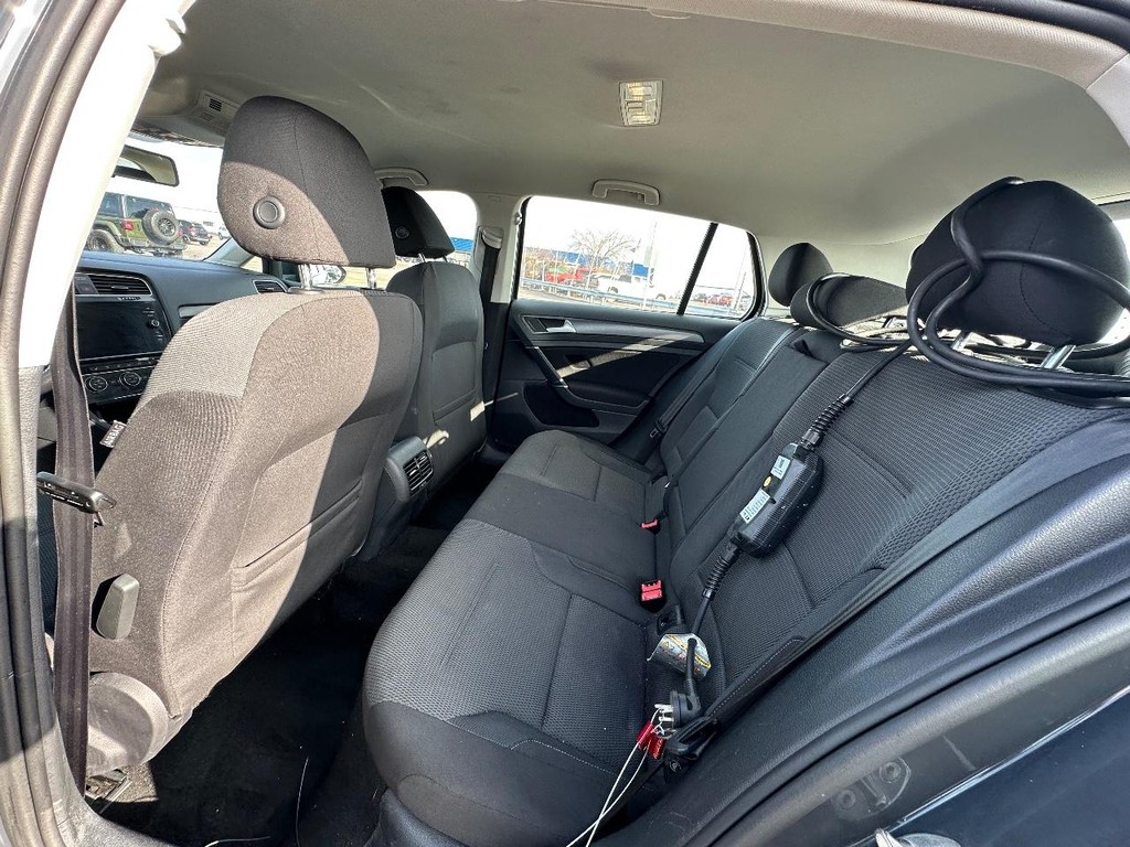 Volkswagen e-Golf Vehicle Full-screen Gallery Image 10