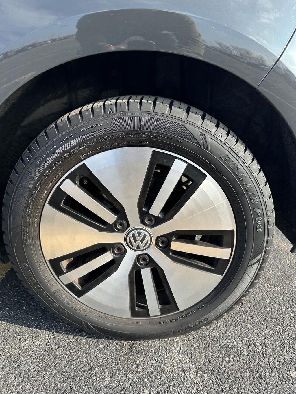 Volkswagen e-Golf Vehicle Full-screen Gallery Image 11