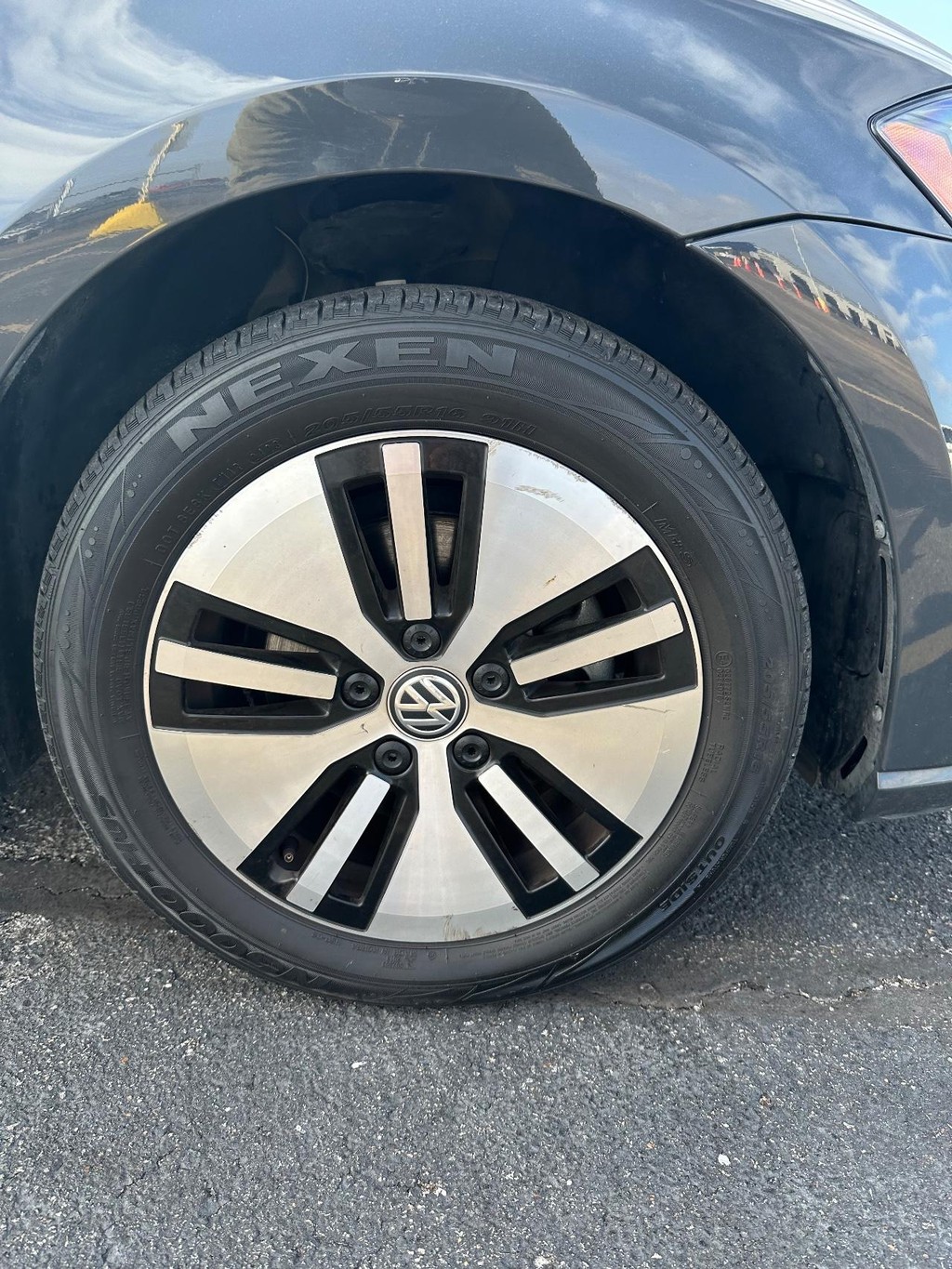 Volkswagen e-Golf Vehicle Full-screen Gallery Image 13