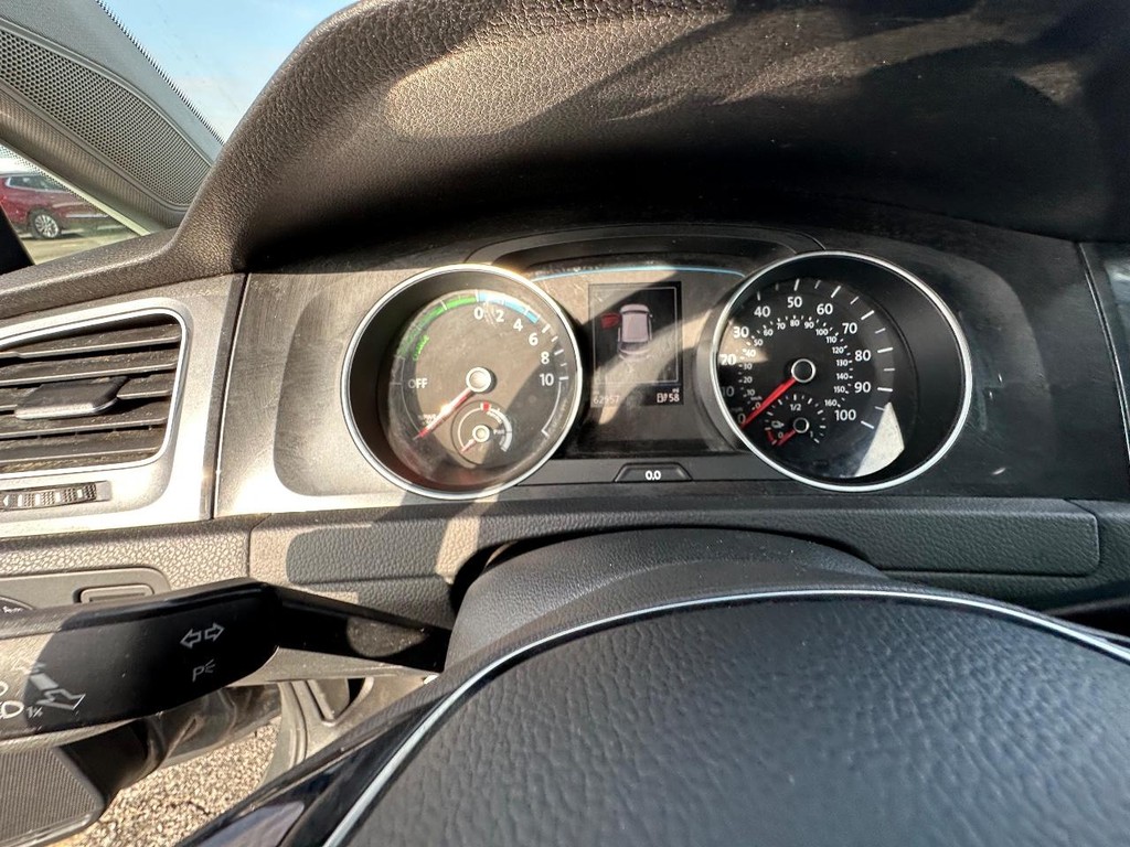 Volkswagen e-Golf Vehicle Full-screen Gallery Image 16