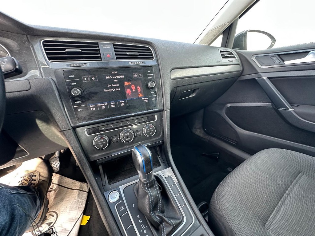 Volkswagen e-Golf Vehicle Full-screen Gallery Image 17