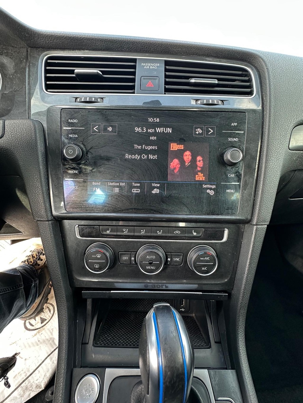 Volkswagen e-Golf Vehicle Full-screen Gallery Image 18