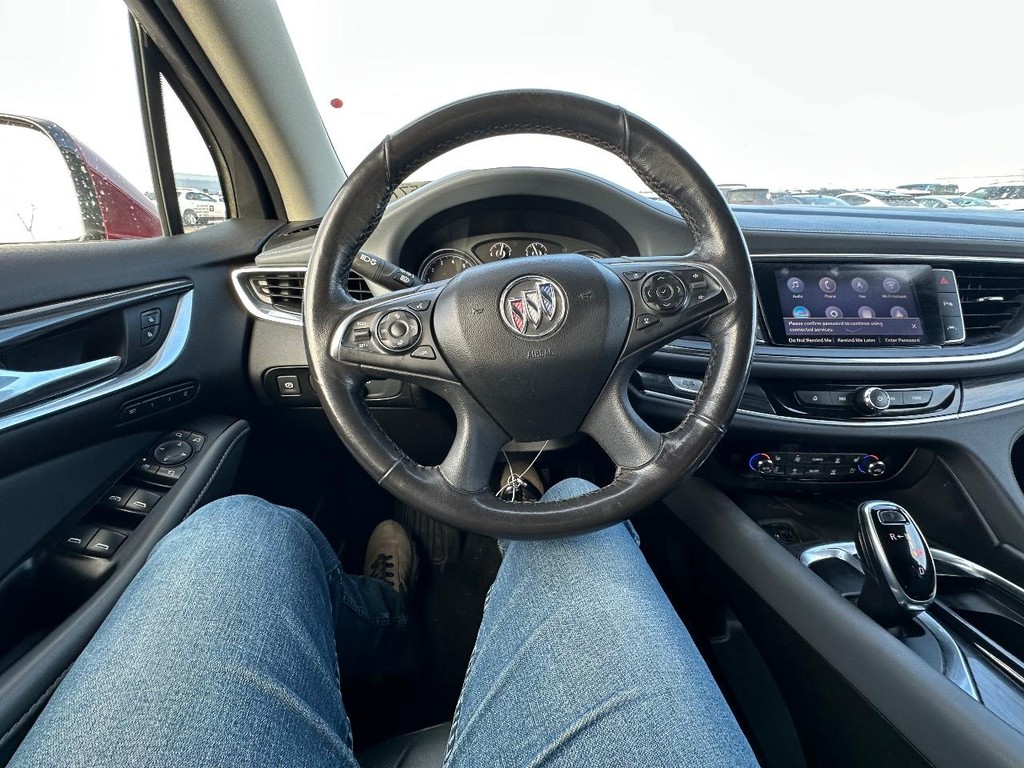 Buick Enclave Vehicle Full-screen Gallery Image 21