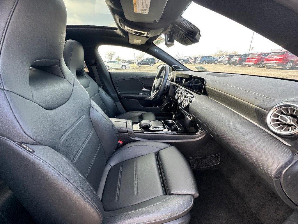 Mercedes-Benz CLA Vehicle Full-screen Gallery Image 13