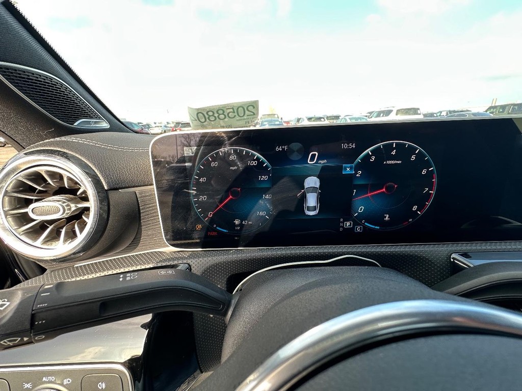 Mercedes-Benz CLA Vehicle Full-screen Gallery Image 20