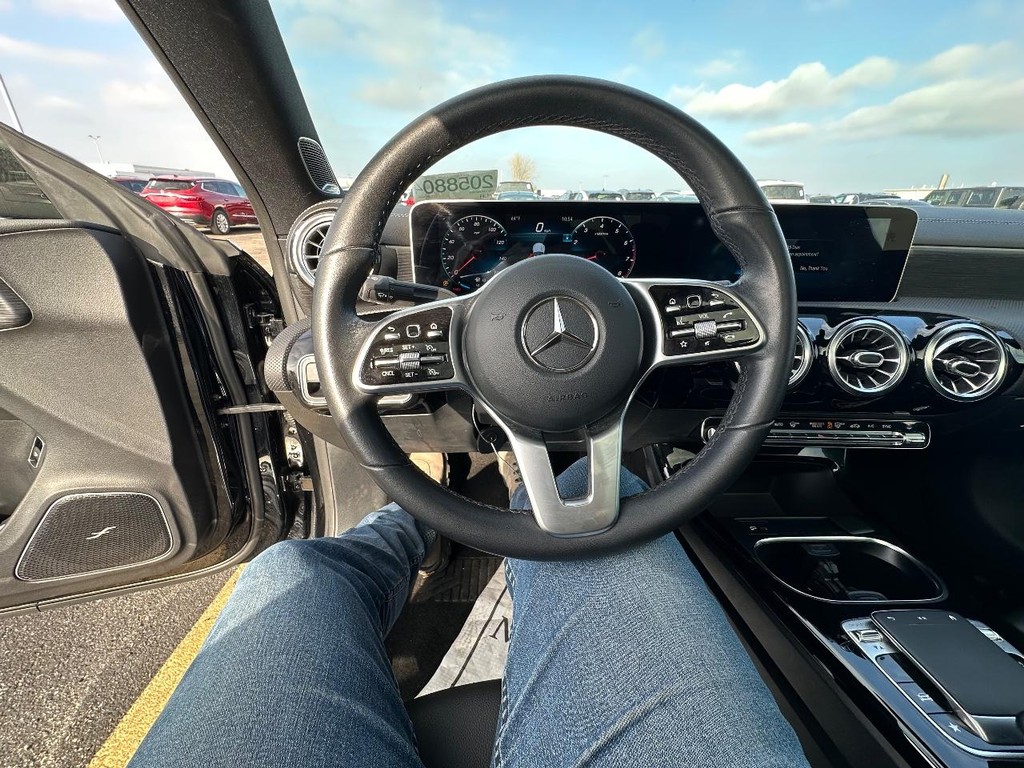 Mercedes-Benz CLA Vehicle Full-screen Gallery Image 21