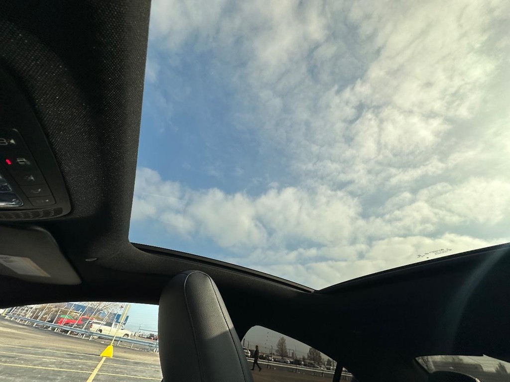 Mercedes-Benz CLA Vehicle Full-screen Gallery Image 22