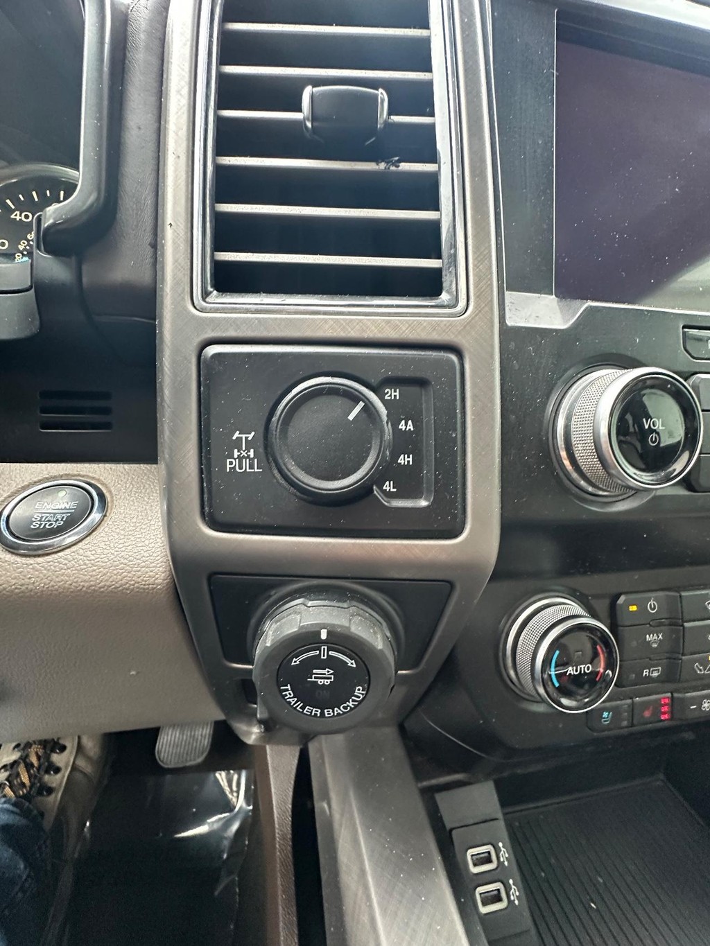 Ford F-150 Vehicle Full-screen Gallery Image 29