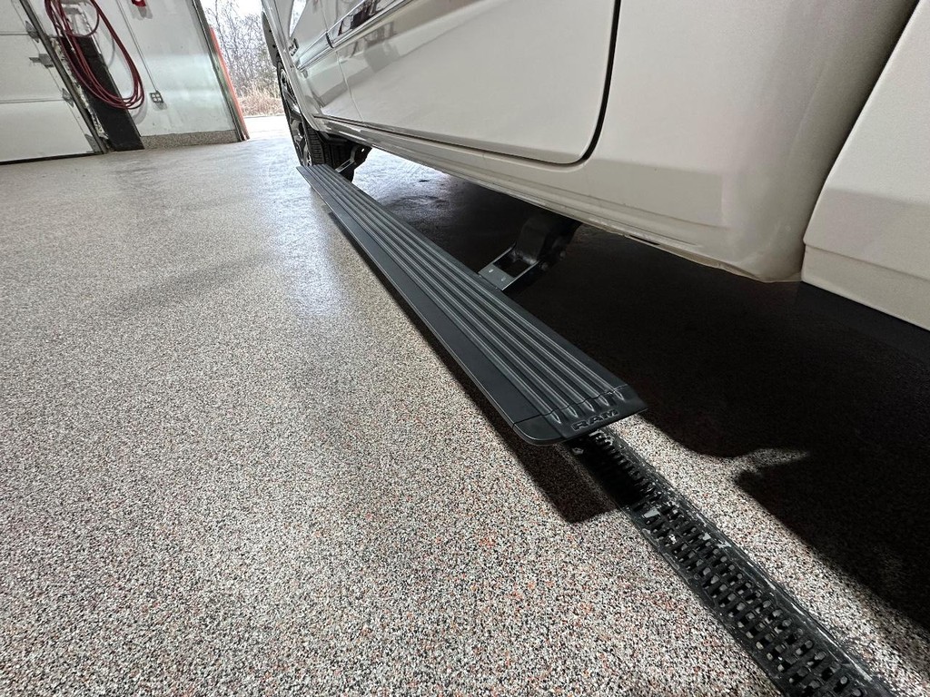 Ram 1500 Vehicle Full-screen Gallery Image 16