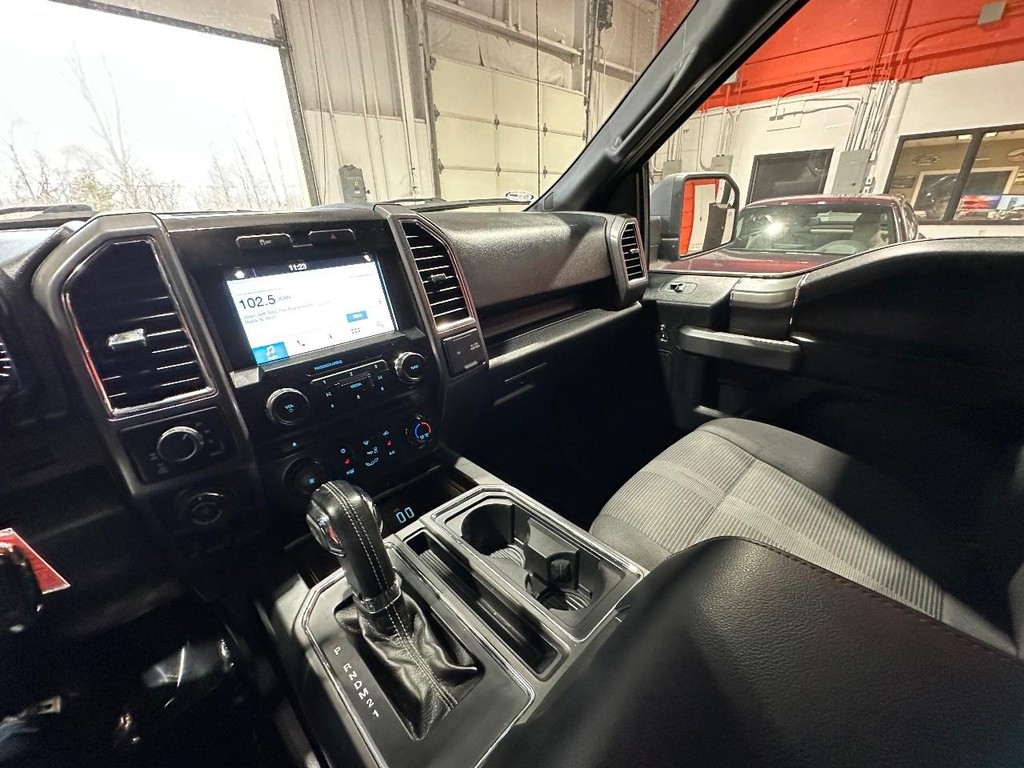 Ford F-150 Vehicle Full-screen Gallery Image 17