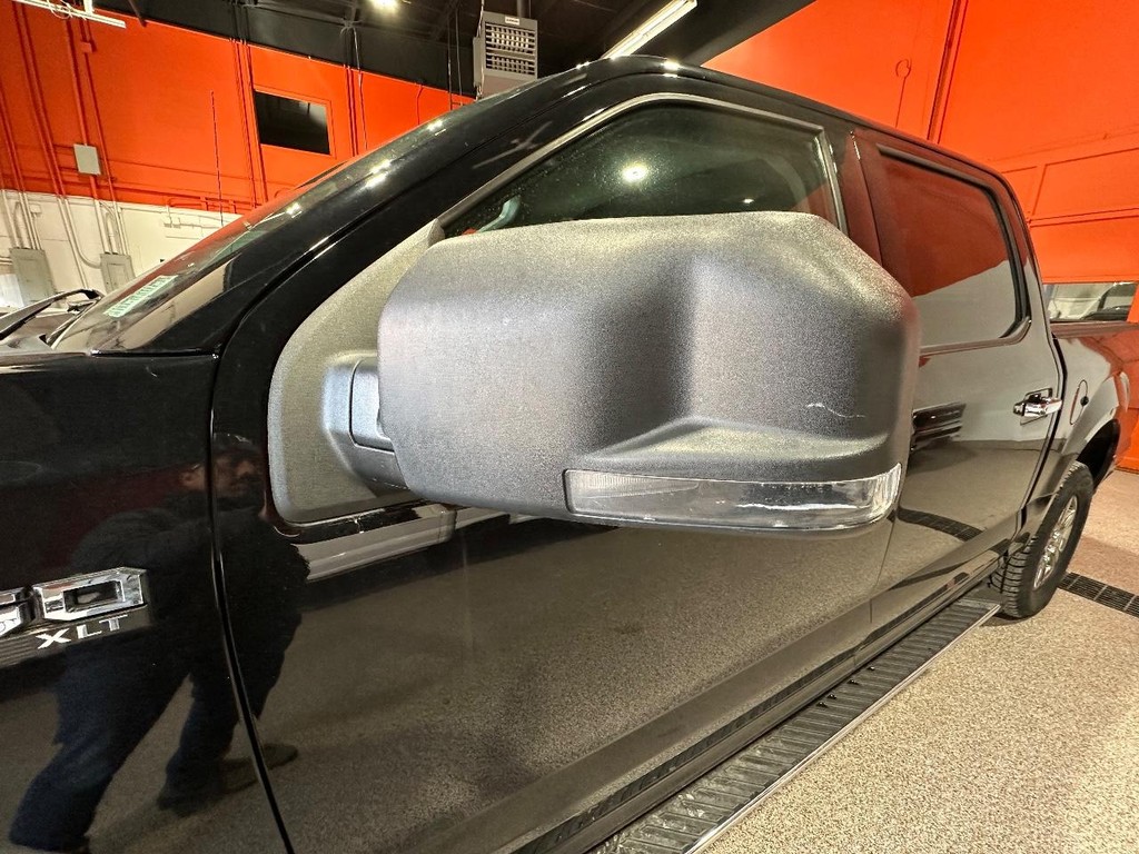 Ford F-150 Vehicle Full-screen Gallery Image 16