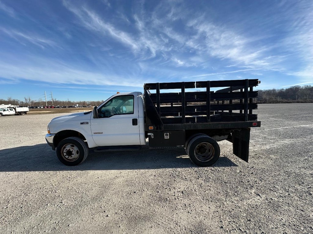 Ford Super Duty F-450 DRW Vehicle Full-screen Gallery Image 4