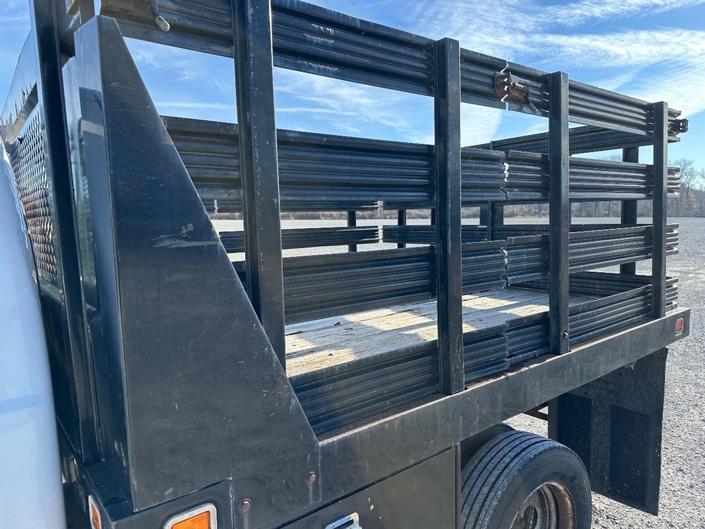 Ford Super Duty F-450 DRW Vehicle Full-screen Gallery Image 12