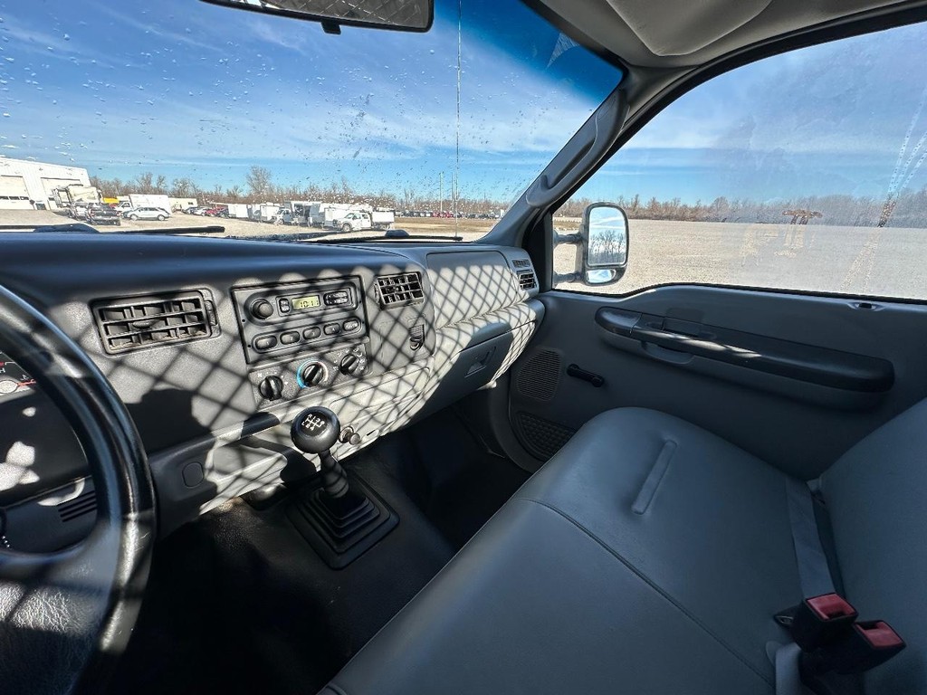 Ford Super Duty F-450 DRW Vehicle Full-screen Gallery Image 16