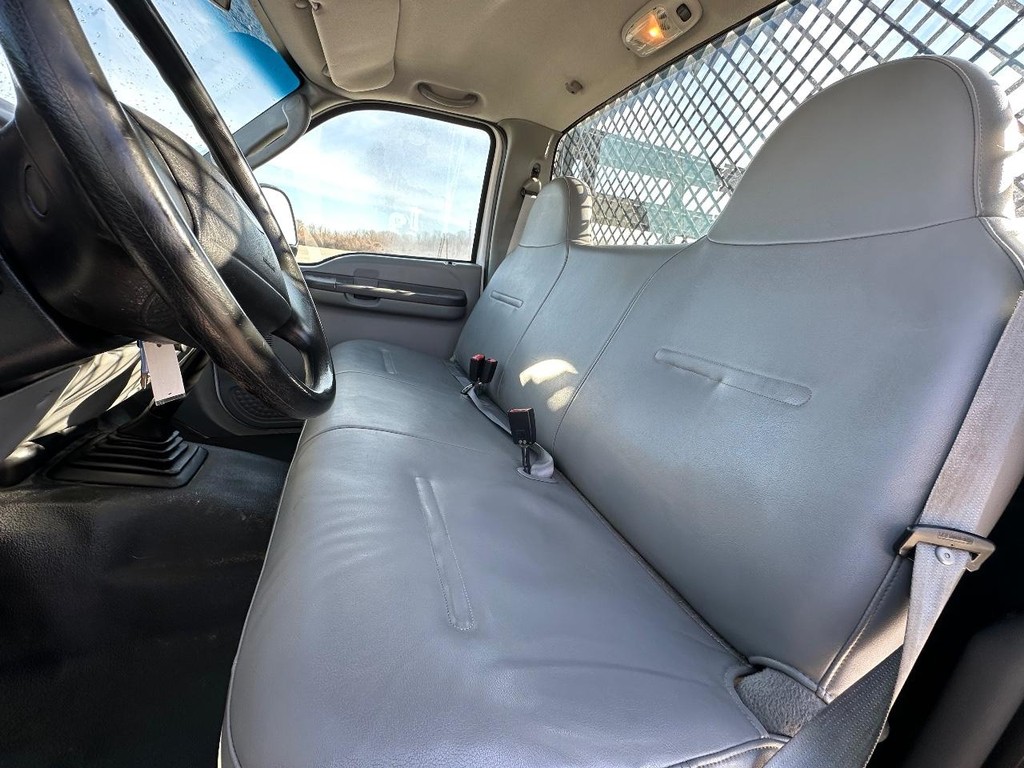 Ford Super Duty F-450 DRW Vehicle Full-screen Gallery Image 17