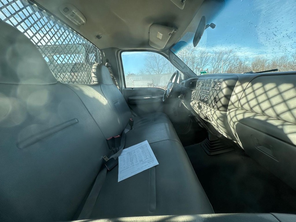 Ford Super Duty F-450 DRW Vehicle Full-screen Gallery Image 18