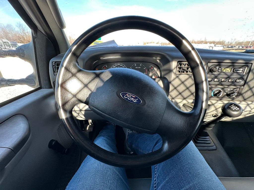 Ford Super Duty F-450 DRW Vehicle Full-screen Gallery Image 19