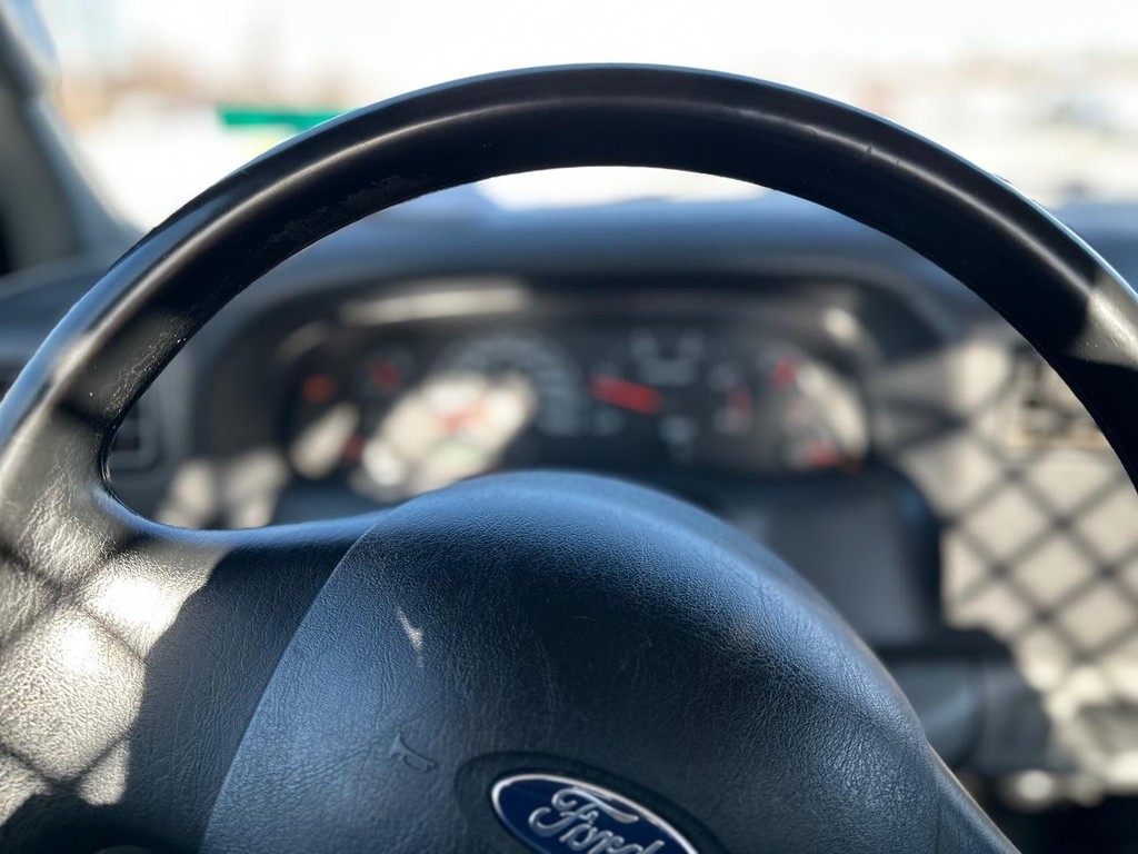 Ford Super Duty F-450 DRW Vehicle Full-screen Gallery Image 20