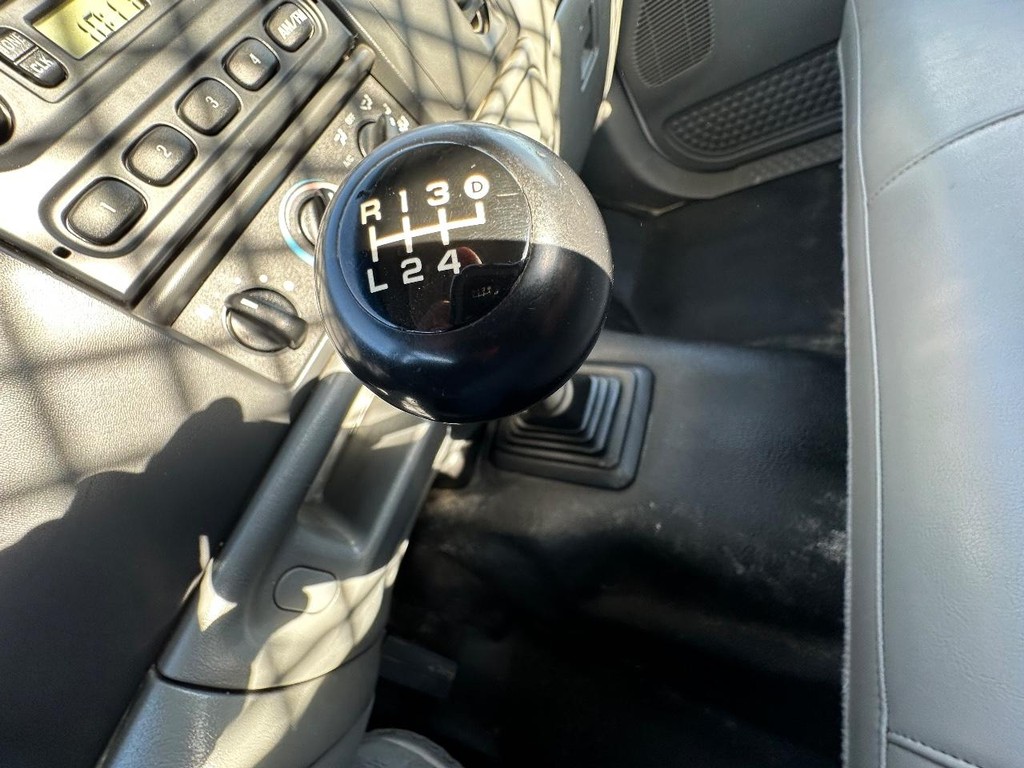 Ford Super Duty F-450 DRW Vehicle Full-screen Gallery Image 21