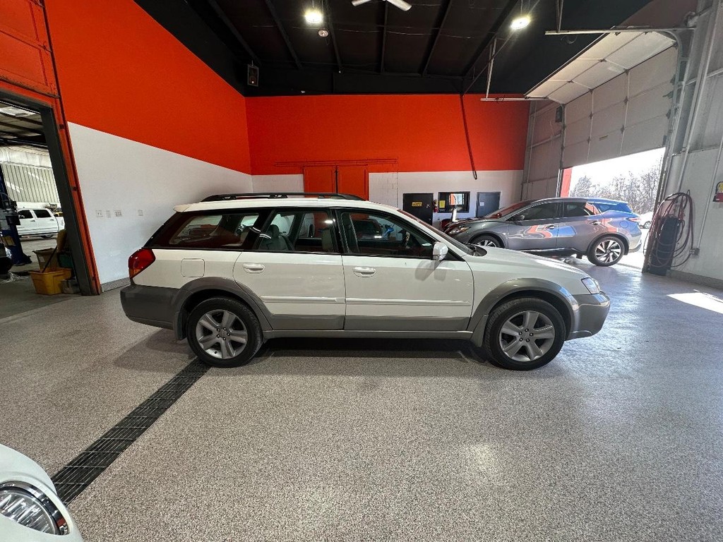 Subaru Legacy Wagon Vehicle Full-screen Gallery Image 2