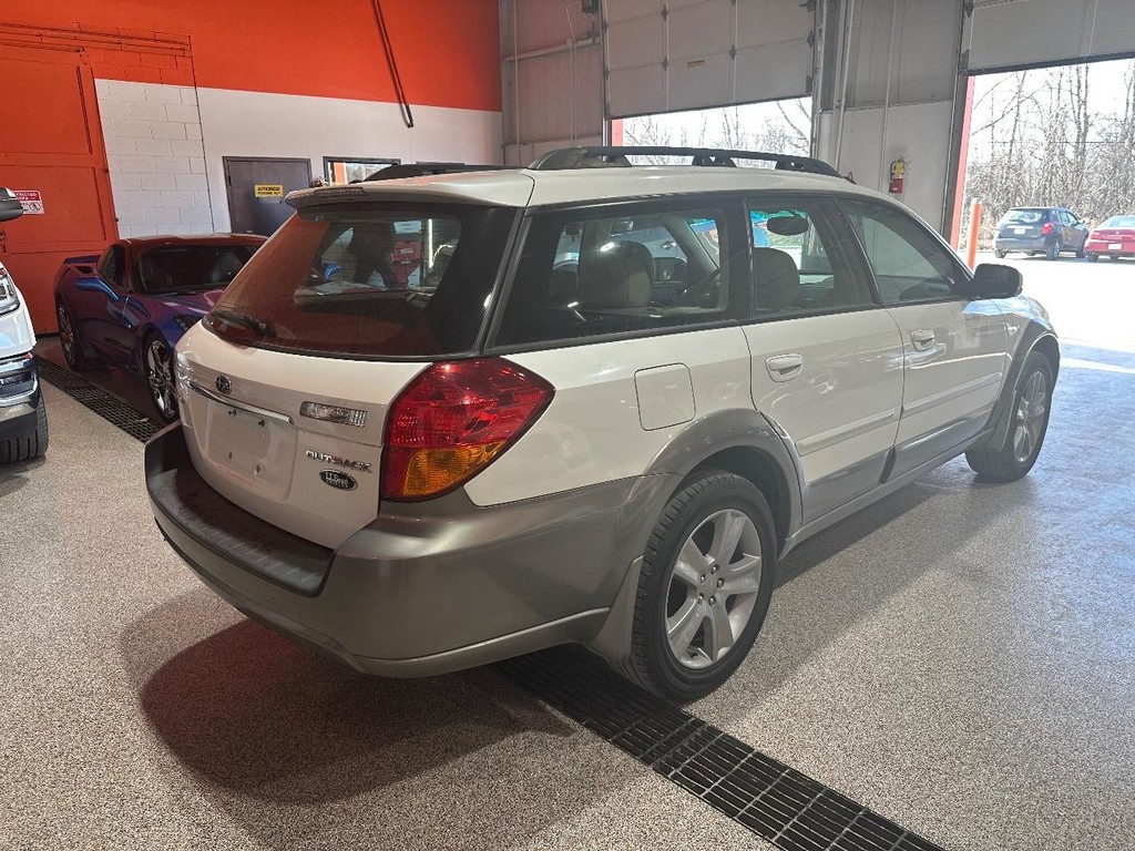 Subaru Legacy Wagon Vehicle Full-screen Gallery Image 3