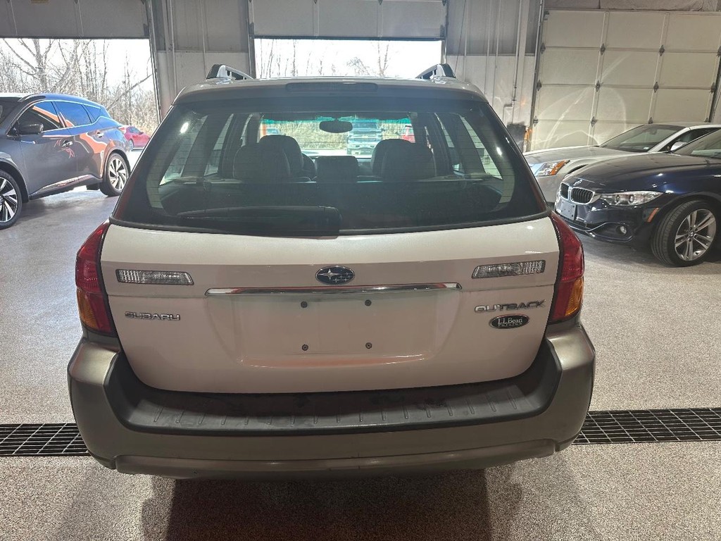 Subaru Legacy Wagon Vehicle Full-screen Gallery Image 6